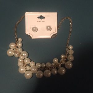 Pearl necklace and earring set ❤️